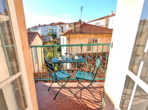 La maison du douanier. Un balcon au soleil